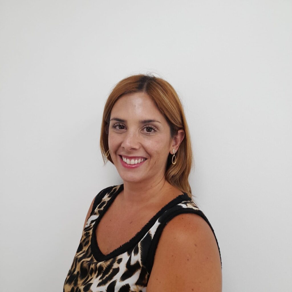 Macarena Soledad Yolito García Profesional Nutricionista, Magíster en Nutrición Humana con mención en Nutrición Clínica con perfeccionamiento continuo a través de la participación en cursos, congresos y simposios nacionales e internacionales.